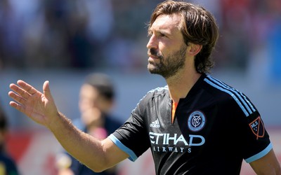 9D体育热评-佩洛娃赛后和家人庆祝胜利