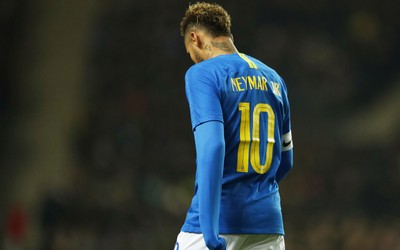 9D体育热评-卡斯塔涅任意球击中横梁